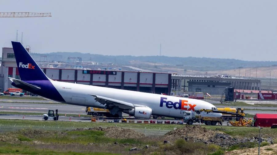 Boeing 767 здійснив аварійну посадку без передньої стійки шасі