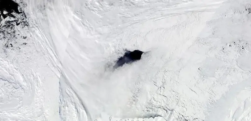 Вчені пояснили величезну діру в морському льоду Антарктики