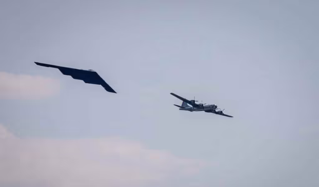 Ядерні бомбардувальники, перші польоти яких розділяє майже півстоліття, вперше піднялися в небо разом