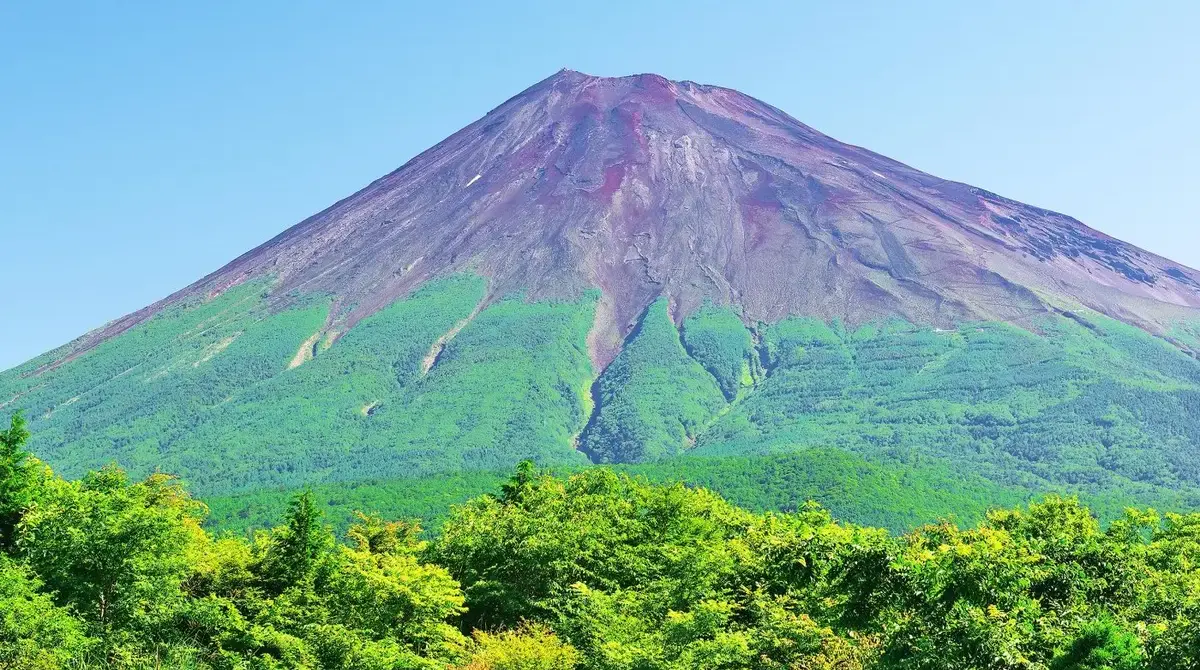 There was no snow on Mount Fuji for the first time in 130 years