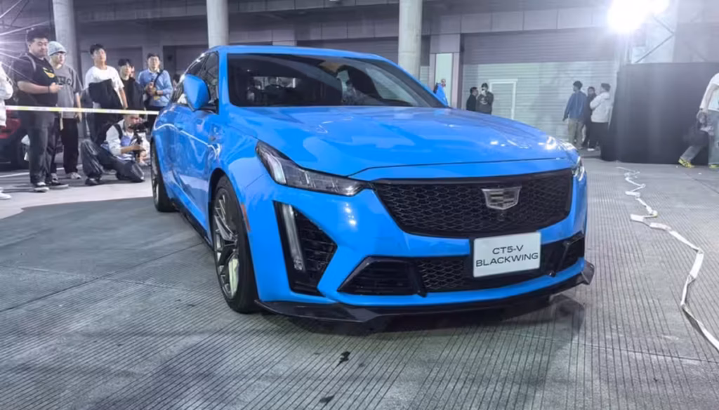 Представлений задньопривідний седан Cadillac CT5 2025