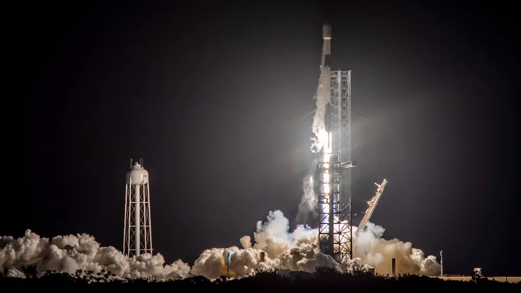 SpaceX запускає супутники Starlink з Флориди