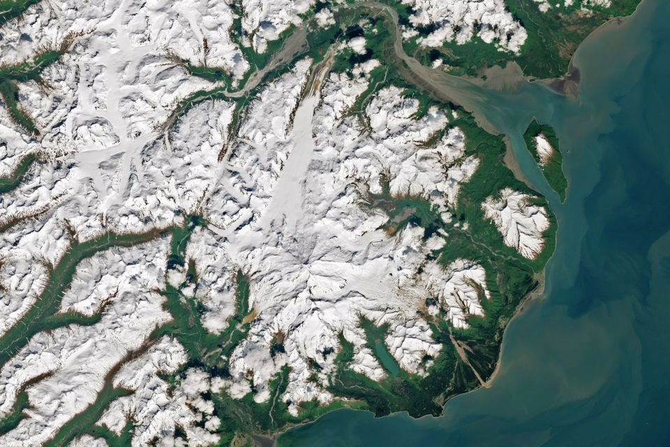 Вулкан Іліамна «заговорив» через тектонічні зміни та зсуви льодовиків