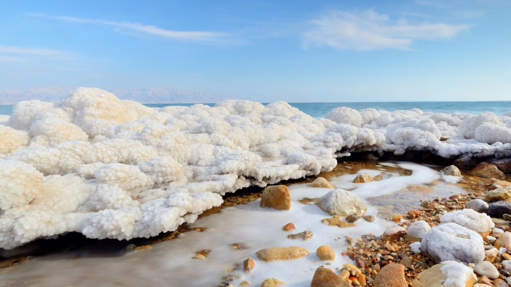 У Мертвому морі випав «сніг» із солі: вчені пояснили дивне явище