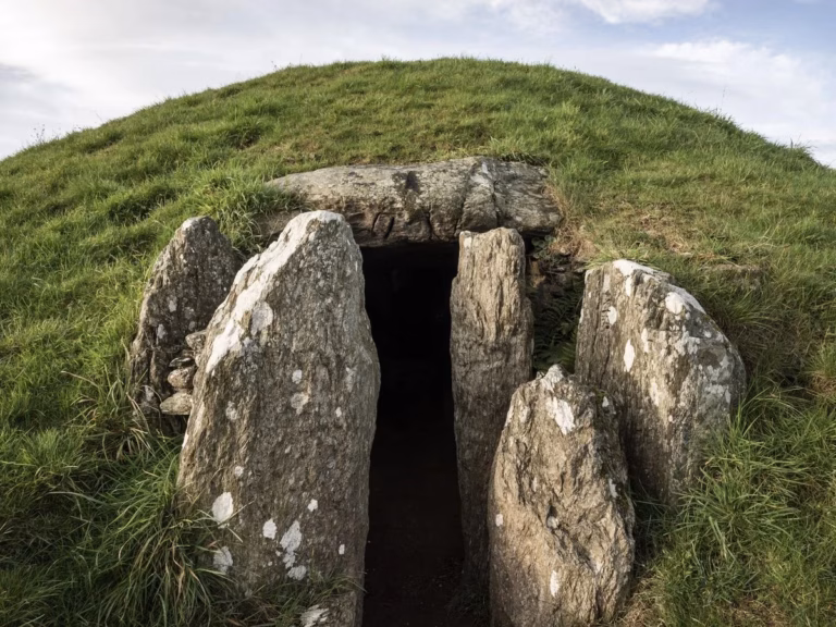 Вчені виявили 5000-річну гробницю, до країв заповнену стародавніми скарбами