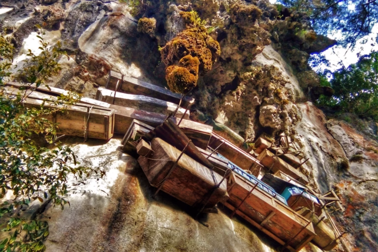 Поховання на висоті: як і навіщо в Азії створювали висячі труни