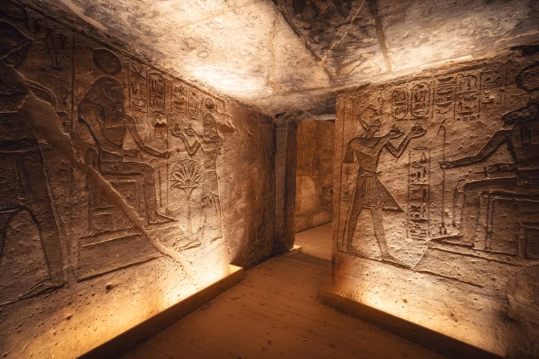 Вчені знайшли давньоєгипетську гробницю з «чужим» тілом всередині