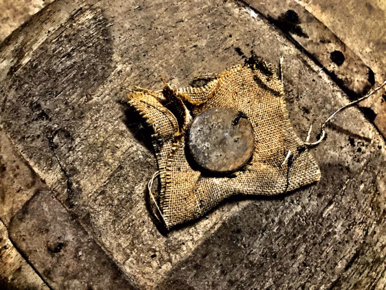 Знайдений рідкісний підвіс під храмом поставив вчених у глухий кут