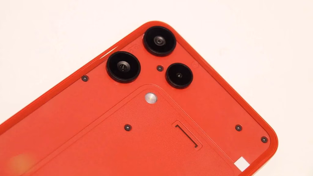 Nothing Phone (3a) Lite представлений у червоному кольорі