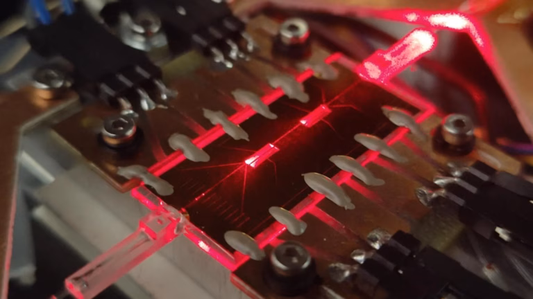 Вчені перетворили скло на потужний квантовий пристрій безпеки