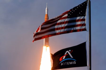 NASA відмовиться від ракети SLS для польоту на Місяць