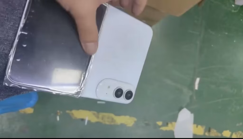 У Мережі показали макет білого складаного iPhone