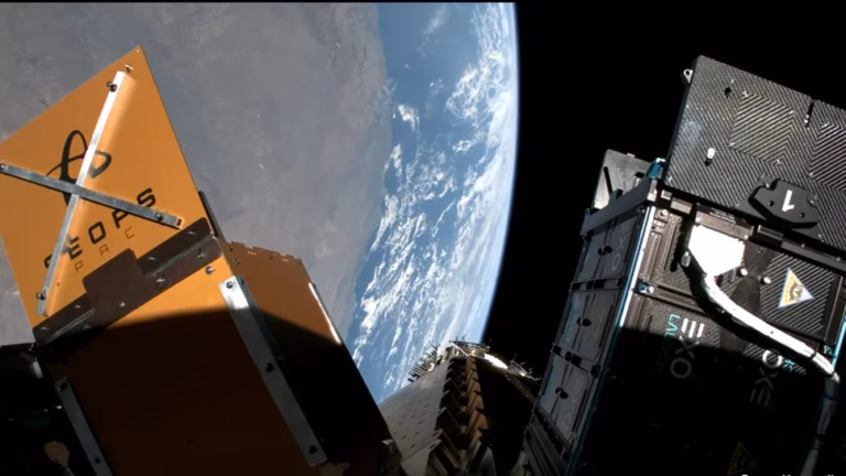 SpaceX запустила перший в історії комерційний супутник на ядерному паливі