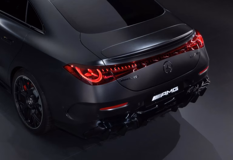 Новий електричний Mercedes-AMG CLA 45 кидає виклик суперкарам
