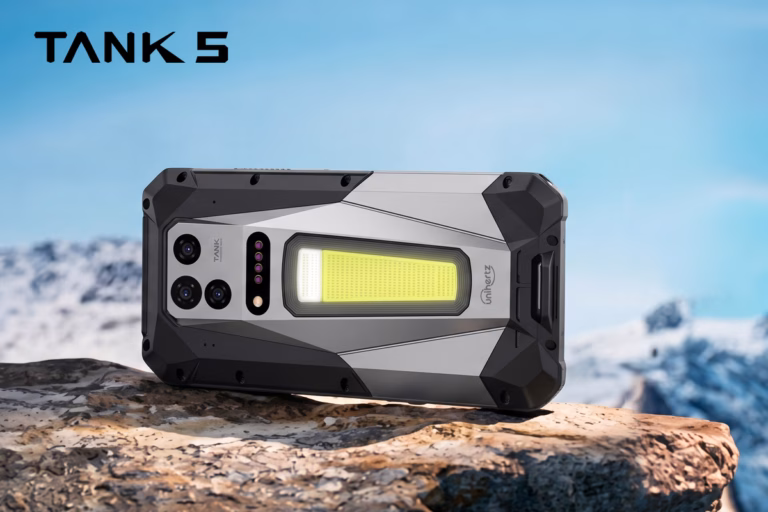 TANK 5 — смартфон, який більше схожий на павербанк, проєктор і тепловізор в одному корпусі