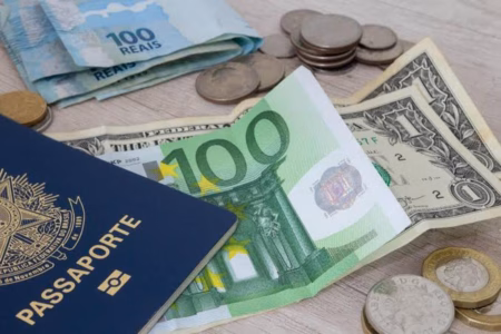 Вчені створили невидимий матеріал, який змінює колір і може захистити паспорти та гроші