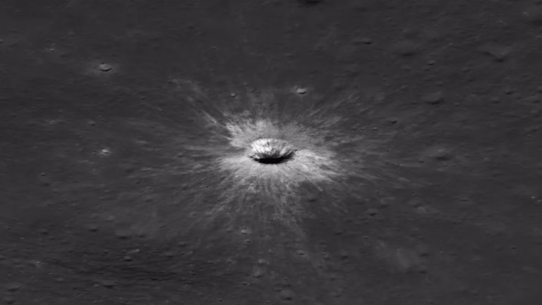 Космічний апарат NASA виявив новий гігантський кратер на Місяці