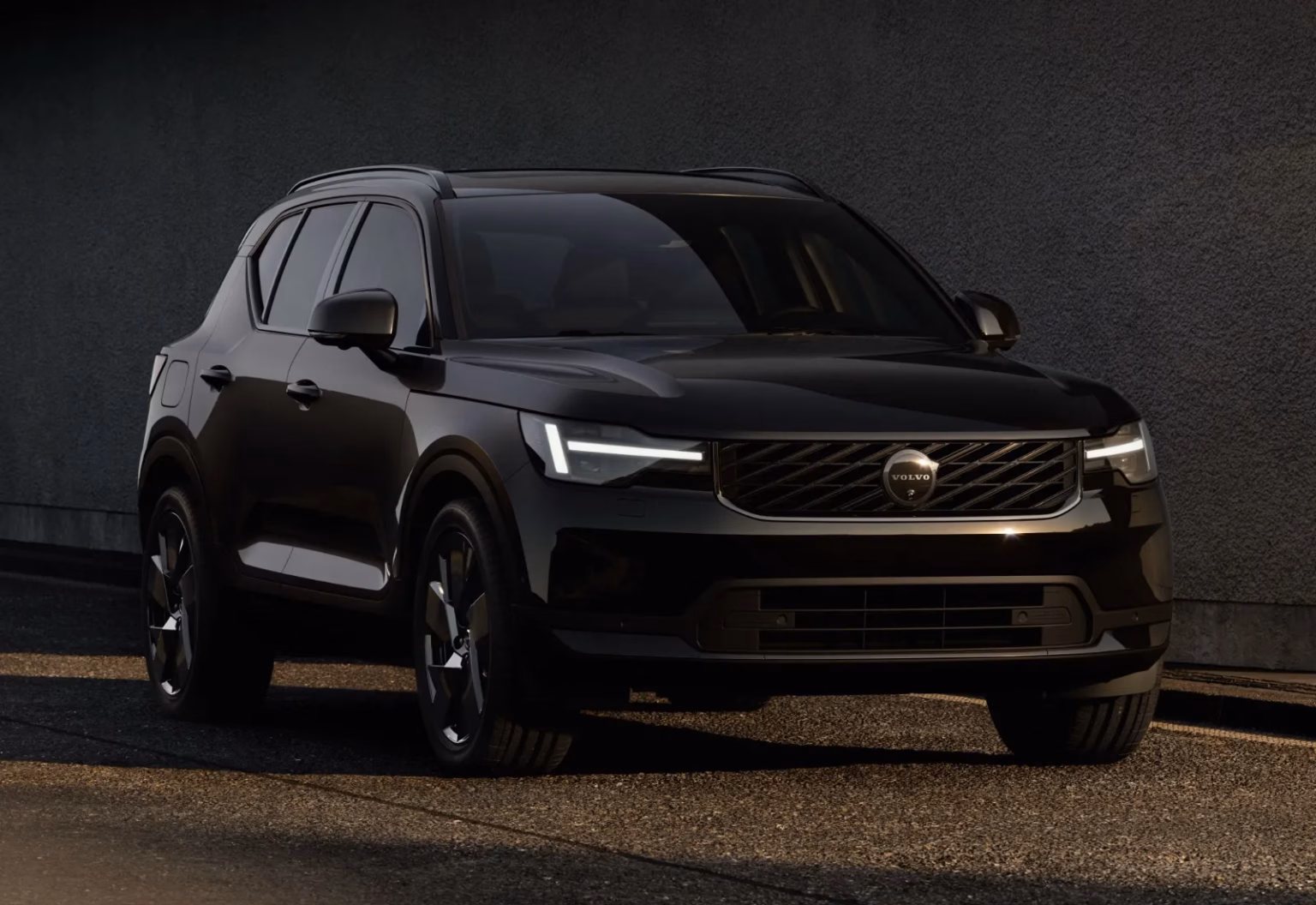 Volvo провела оновлення електричних EX40 та EC40