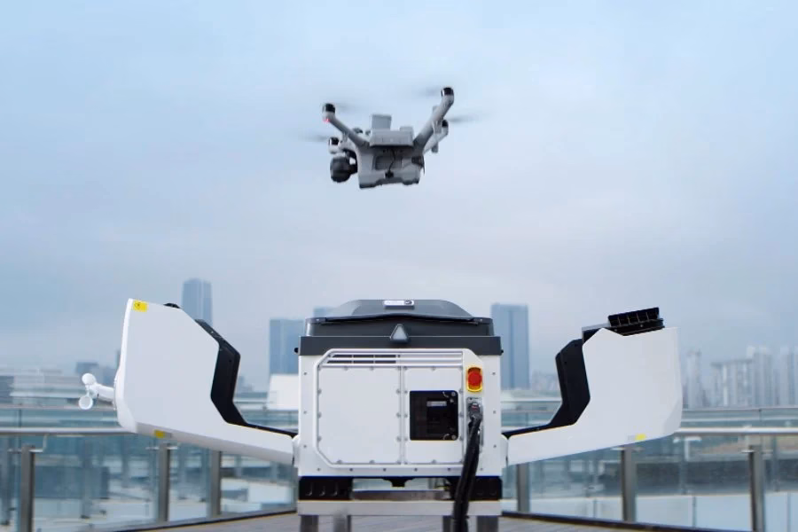 DJI створила док-станцію, яка міняє батарею дрона за 25 секунд DJI створила док-станцію, яка міняє батарею дрона за 25 секунд