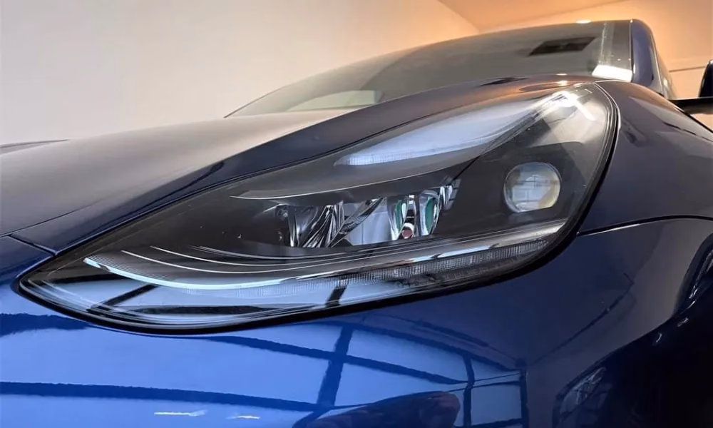 Tesla тестує «розумні» фари, які самі коригують світло