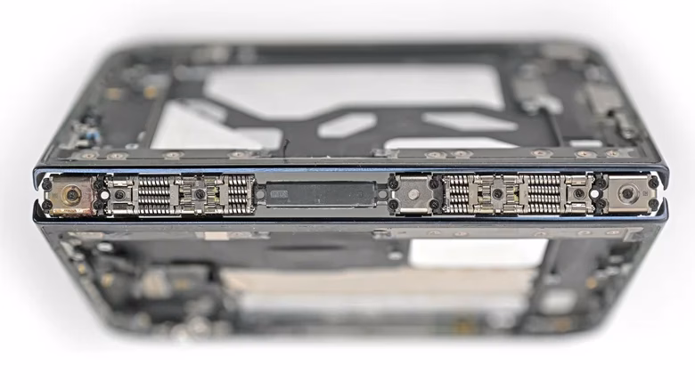 Розбирання iPhone Duo показало можливі причини появи тріщин на екрані Розбирання iPhone Duo показало можливі причини появи тріщин на екрані
